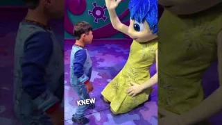 Little boy with special needs made a new best friend at Disney World ❤️